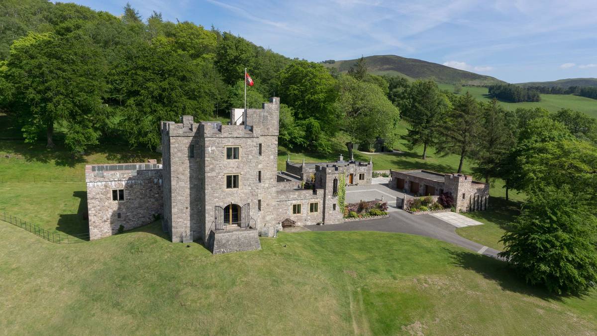 Die Wohn-Festung liegt in den Hügeln von Denbighshire und ist nur rund eine Autostunde von seinem neuen Arbeitsplatz entfernt