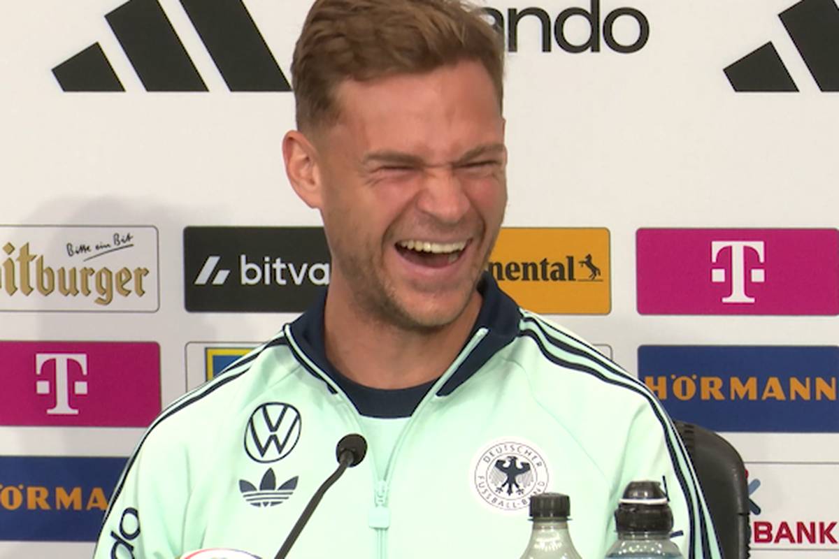 Plötzlich bekommt Kimmich auf der PK einen Lachanfall