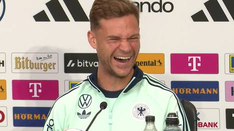 Als DFB-Pressesprecherin Franziska Wülle einen Reporter begrüßt, bricht DFB-Kapitän Joshua Kimmich lauthals in Gelächter aus. Der Grund ist ein Missverständnis.