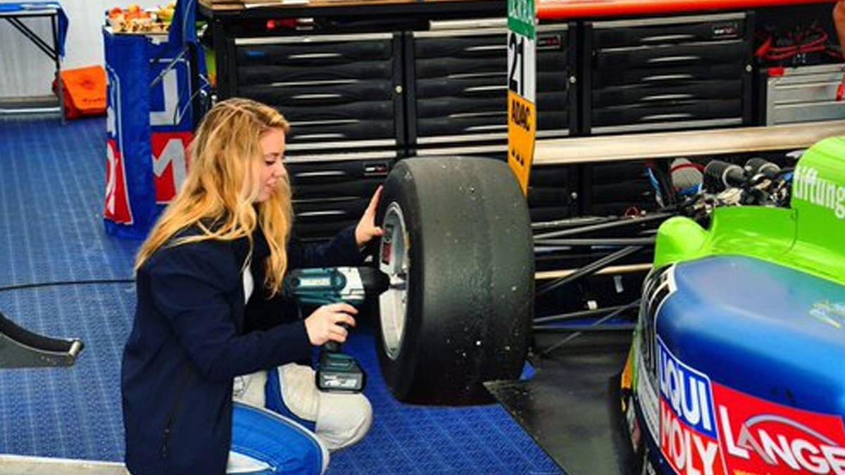 Gerne wird am eigenen Boliden auch mal selbst Hand angelegt. Auch ihr Bruder Mike ist Rennfahrer und ist in der ADAC TCR Germany wie Michelle 2016 auf SPORT1 zu sehen