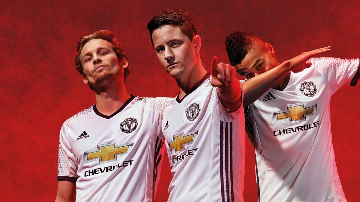 Ebenfalls normalerweise in roten Jerseys unterwegs, ebenfalls in dieser Saison auch in Weiß zu bewundern: Manchester United präsentiert ein Trikot, das dem des FC Bayern nicht unähnlich sieht