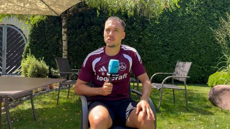 Nürnberg-Profi Julian Justvan spricht am SPORT1-Mikro über die vergangene Zweitliga-Saison, die fehlende Konstanz des 1. FC Nürnberg und erklärt, was sich der Club von Vizeweltmeister Argentinien abschauen kann.