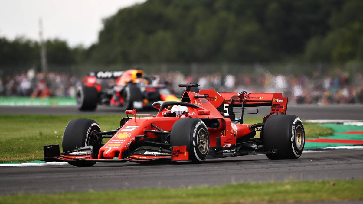 ITALIEN - Gazzetta dello Sport: "Ferrari hat einen neuen Leader. Leclerc dominiert die Show, während Vettel wieder einmal desaströs ist. Leclerc ist Protagonist eines außerordentlichen Duells mit Verstappen, er ist kämpferisch und energisch, obwohl sein Auto nicht das schnellste ist. Leclerc ist wunderbar, sowohl im Angriff als auch in der Verteidigung. Er hat endgültig das Herz der Ferrari-Fans erobert."