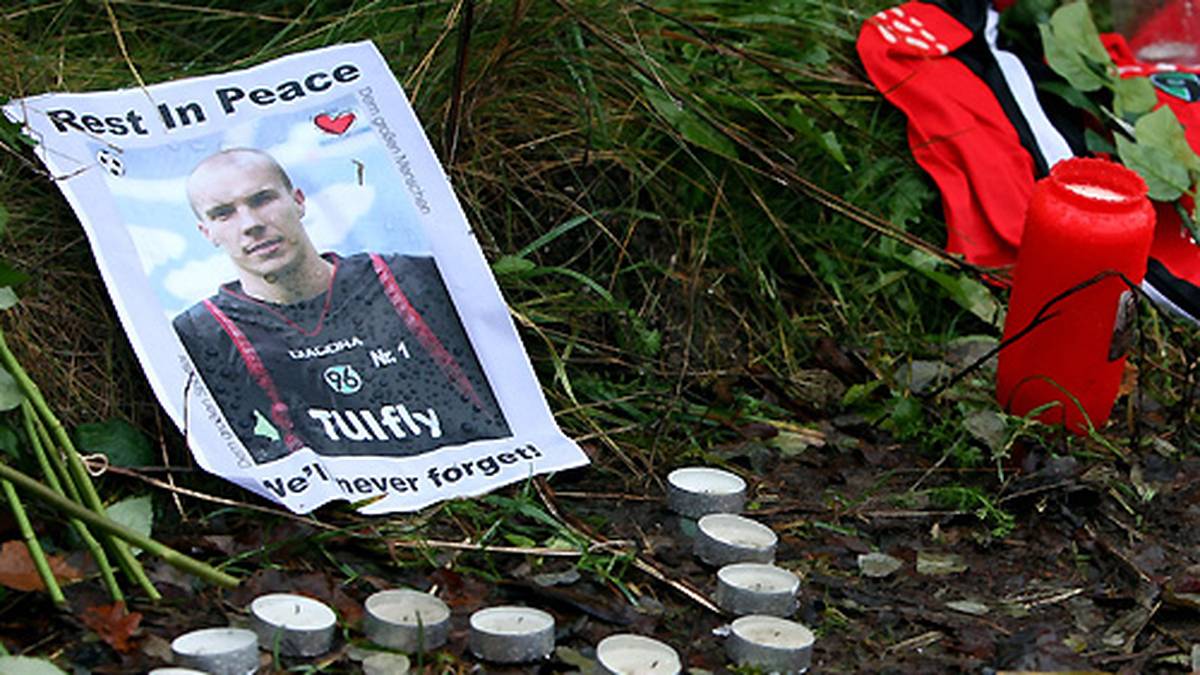 Am Ende stand die große Trauer um den Nationalkeeper. Bis heute wirkt dieses wohl größte Drama des deutschen Fußballs nach