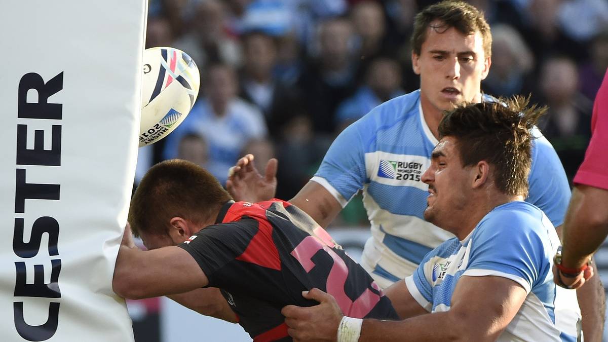 Autsch! Murazi Giorgadze (l.) macht nach einem Tackle eines Argentiniers Bekanntschaft mit einem Torpfosten. Zum Glück ist dieser gepolstert