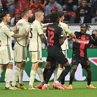 Bayer Leverkusen kämpft sich gegen die AS Rom ins Finale der Europa League. Schon im ersten Durchgang kochen die Emotionen hoch, nach dem Spiel sticheln die Bayer-Profis.