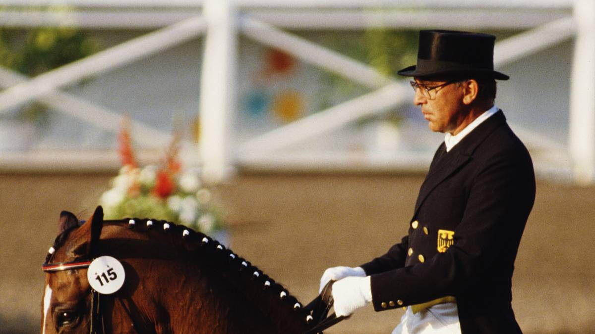 Dressurreiter Reiner Klimke gewinnt bei Olympischen Spielen insgesamt sechs Goldmedaillen und zwei Bronzemedaillen. Außerdem wird er sechs Mal Weltmeister und elf Mal Europameister. 1988 holt er mit der Mannschaft bei den Olympischen Spielen in Seoul das letzte Mal Gold - und das mit 52 Jahren