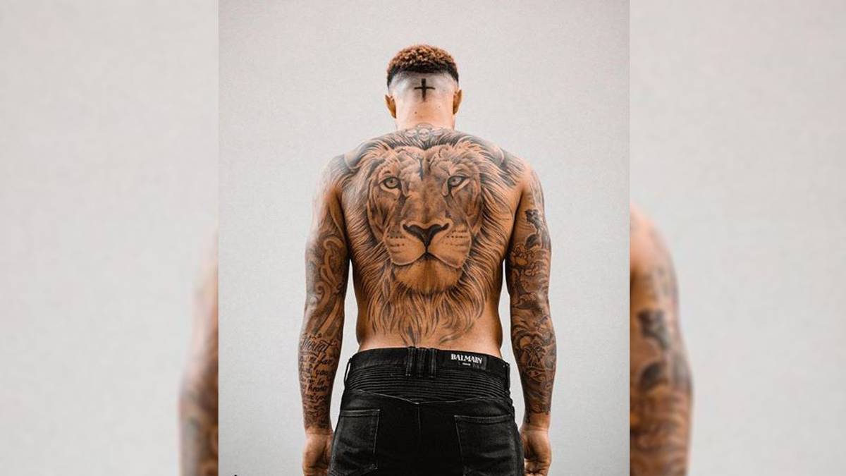 Auf Instagram präsentierte der Flügelstürmer von Olympique Lyon sein neues großflächiges Rückentattoo. "Es geht um die Besessenheit, immer mehr aus sich herauszuholen, aber bescheiden zu bleiben, während man sich den Hunger des Löwen bewahrt", schrieb Depay dazu. SPORT1 zeigt die Tattoos der Fußballer