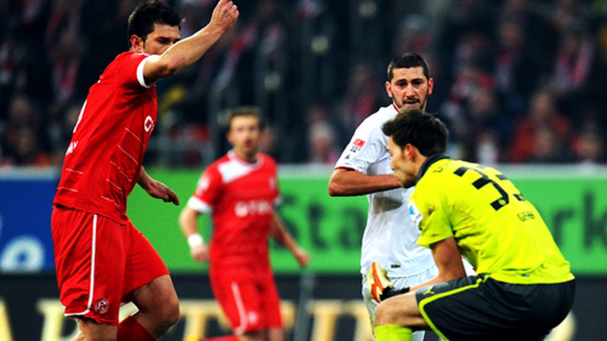 Düsseldorfs Fabian Giefer steht sogar gleich zweimal unfreiwillig im Mittelpunkt: Erst köpft Verteidiger Juanan eine Kopfballrückgabe durch die Beine seines eigenen Keepers... 