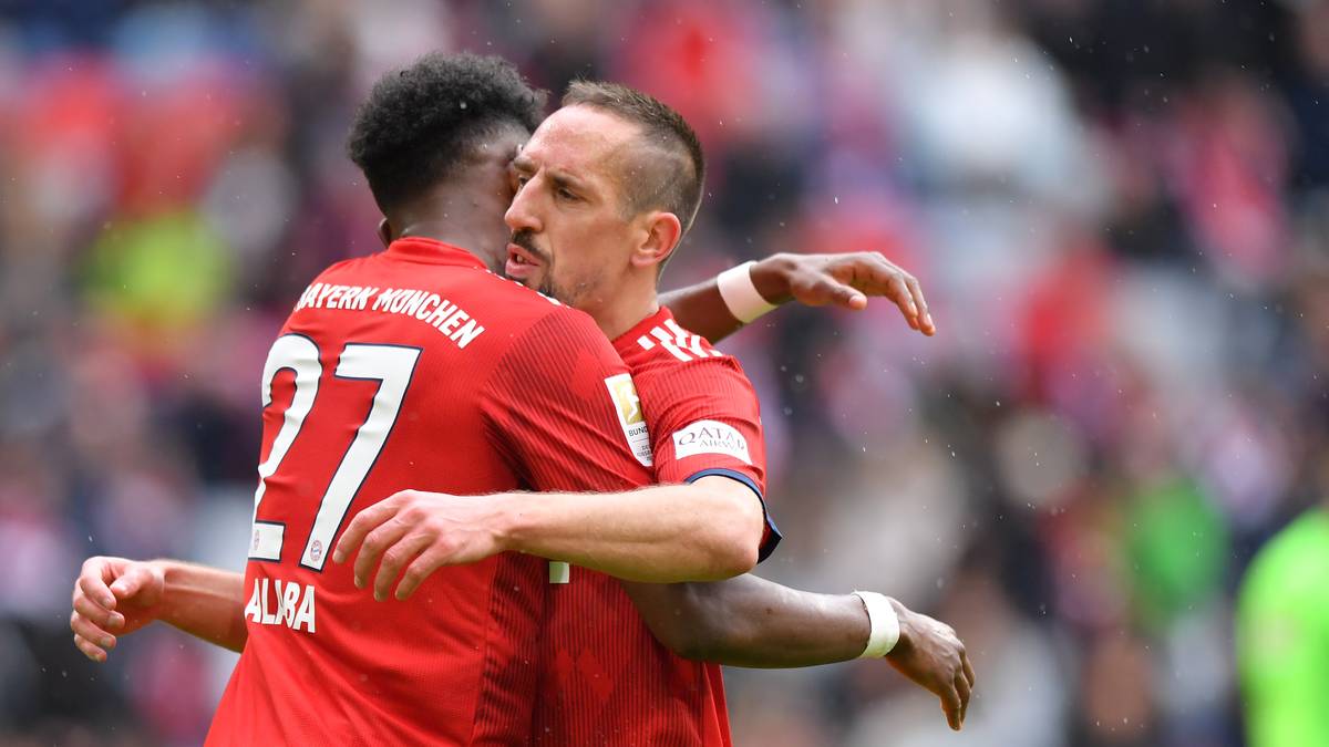 Um 17.19 Uhr ist es geschafft, der FC Bayern gewinnt 5:1 und hat die 7. Meisterschaft in Folge in der Tasche. Kumpel Alaba herzt Ribéry als Erster, Lewandowski kommt dazu, Boatemg und Kimmich folgen. Tränen fließen