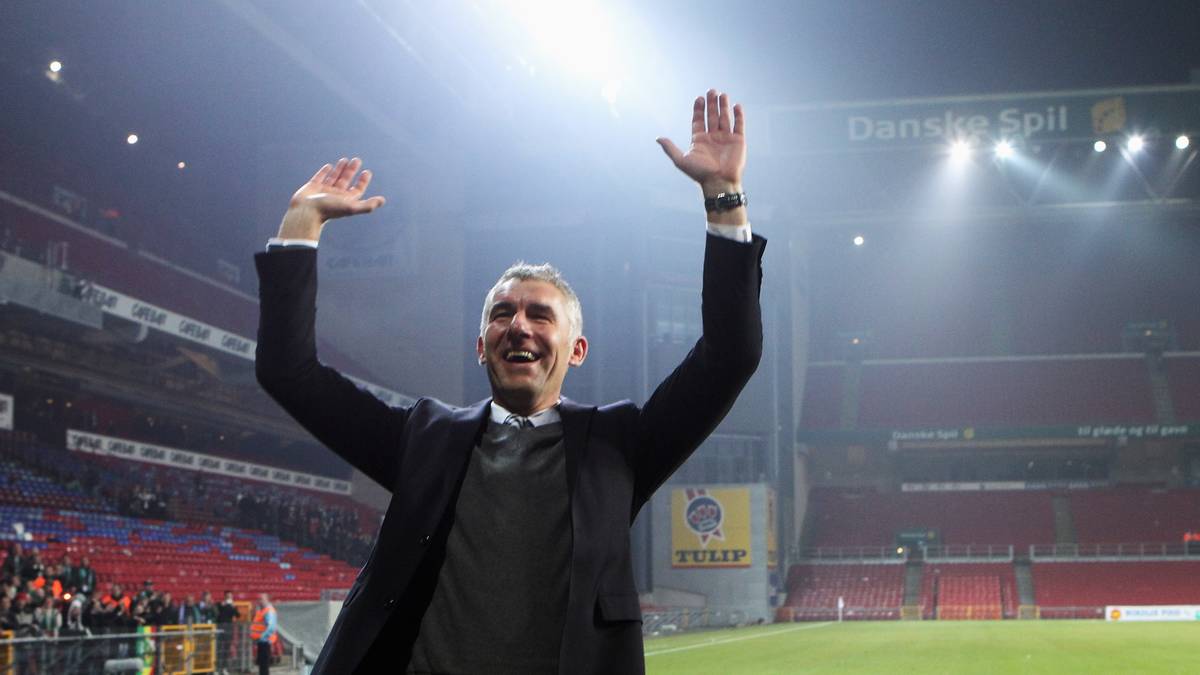 Was will Slomka dagegen unternehmen? Der neue Coach will eine Antwort auf dem Platz geben. Spielt das Team erfolgreich, werden auch die Probleme auf den Rängen kleiner. Ob es so einfach ist?