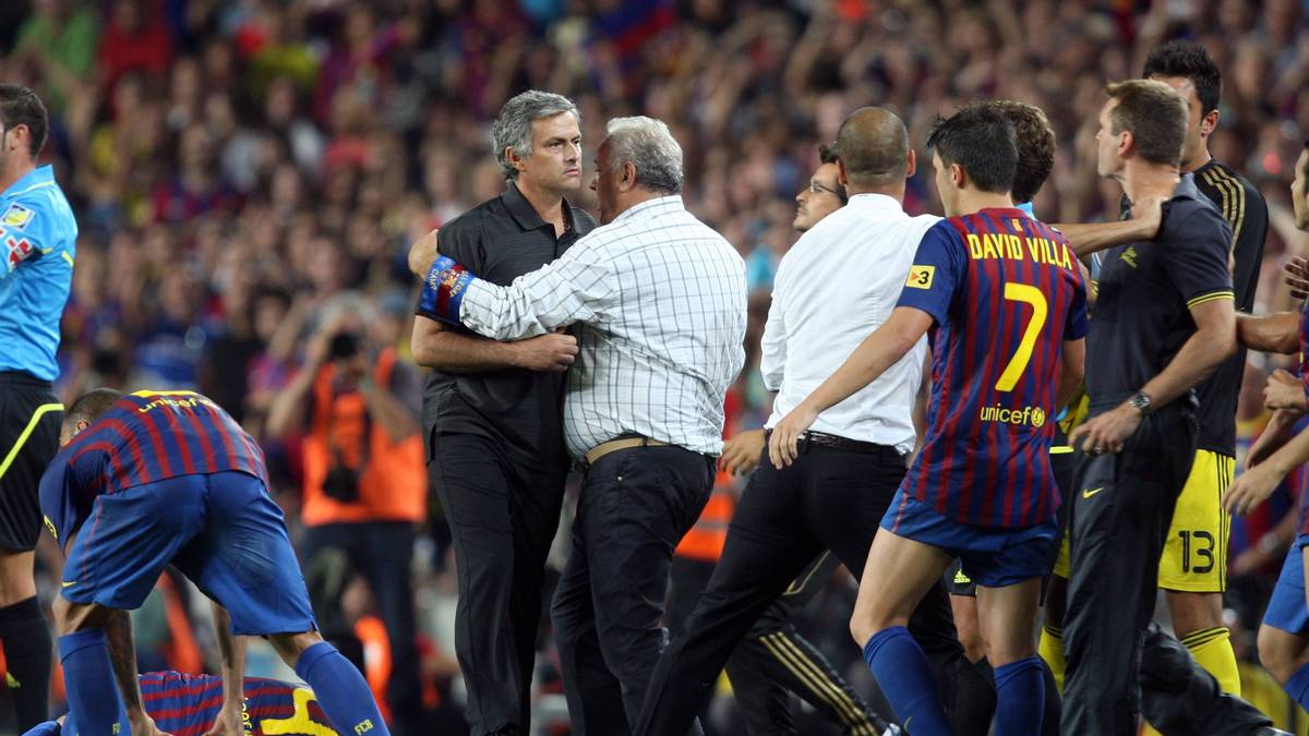 Mesut Özil, damals noch in Reals Reihen, wurde ebenfalls des Feldes verwiesen. Doch auch die Trainer gerieten handgreiflich aneinander. Mourinho stach Guardiolas damaligem Assistenten Tito Vilanova mit dem Finger ins Auge. Guardiola versuchte daraufhin zu schlichten