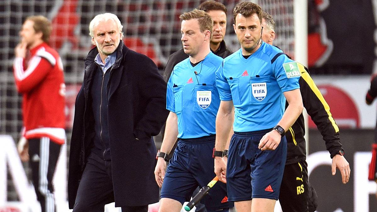 Völler sieht den Fehler bei Schiedsrichter Felix Zwayer. "Das Spiel zu unterbrechen und eine solche Hektik hineinzubringen, ist völlig unnötig. So zu tun, als sei etwas ganz Schlimmes passiert, ist völlig übertrieben", wütet Völler bei Sky. Auch ein ausgebliebener Elfmeterpfiff bringt Völler in Rage: "Er hat sich revanchieren wollen, deshalb hat er den Elfmeter nicht gepfiffen"