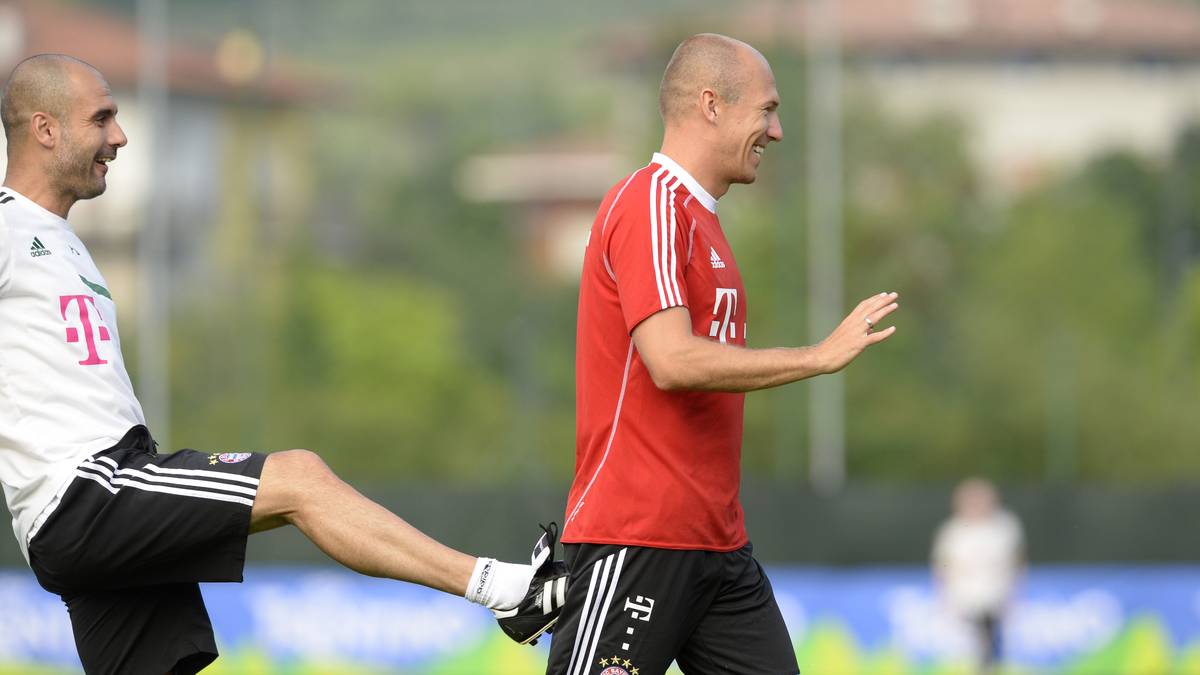 Guardiola hat Humor. Das erfahren seine Spieler bereits im ersten Trainingslager. Wer nicht spurt, bekommt einen sanften Tritt in den Hintern. Arjen Robben kann darüber aber lachen 