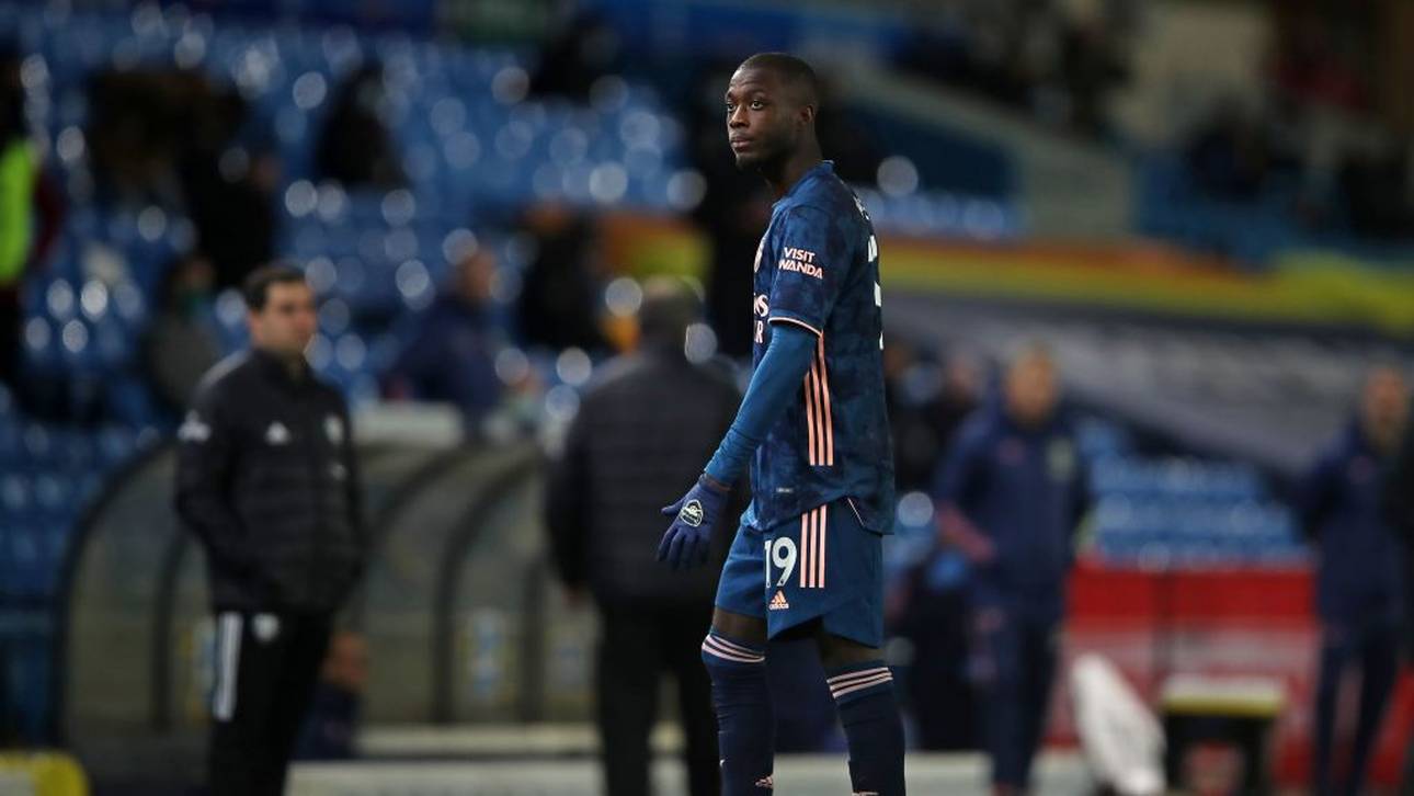 Pépé nimmt nach Kopfnuss Stellung