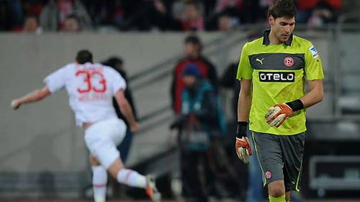 ...dann schießt der Schlussmann im eigenen Strafraum Augsburgs Stürmer Sascha Mölders an. Von dessen Hinterteil springt die Kugel ins Netz