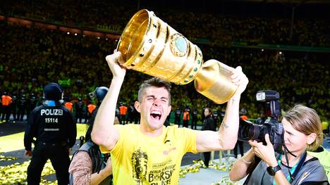 Christian Pulisic mit dem Objekt der Begierde: dem DFB-Pokal