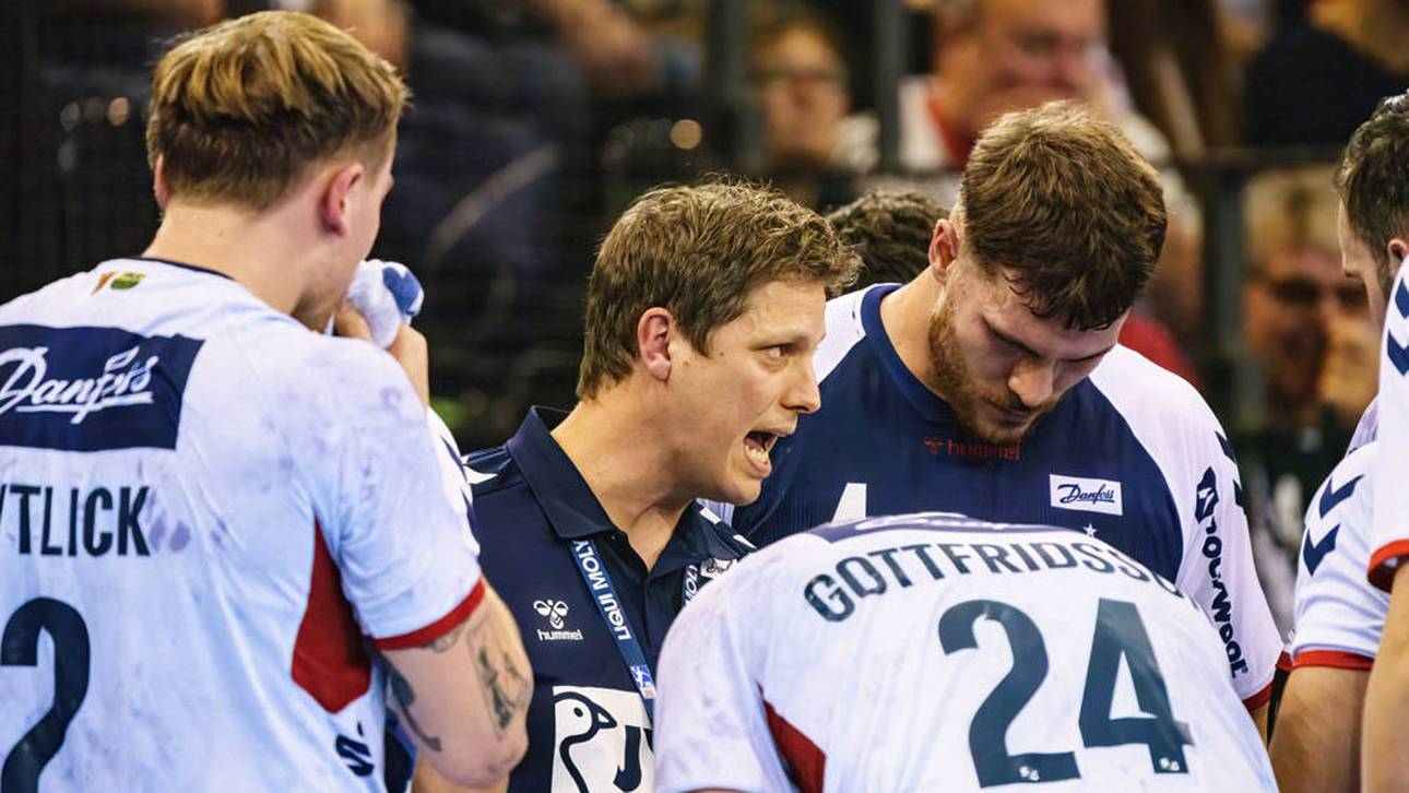 Nicolej Krickau (M.) ist seit dieser Saison Trainer der SG Flensburg-Handewitt