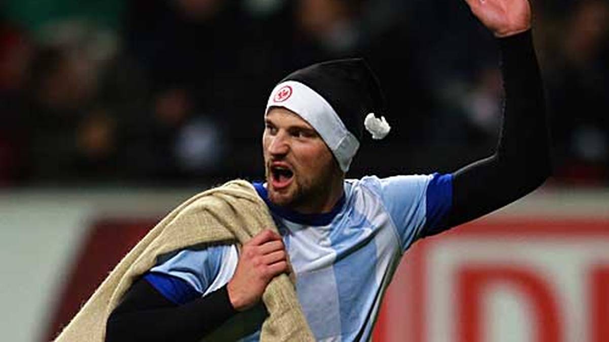 Weihnachten steht vor der Tür, Eintracht Frankfurts Haris Seferovic hat den Fans schon während der Vorrunde sieben Tore beschert. Er ist nicht der einzige Spieler, der die Zuschauer begeistert hat. Andere Bundesliga-Akteure werden unter dem Weihnachtsbaum mit ungutem Gefühl auf die vergangenen Monate zurückblicken. SPORT1 zeigt die Tops und Flops der Vorrunde        