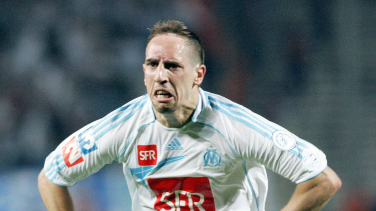 Angeblich 25 Millionen Euro kostet Ribery, der in seiner französischen Heimat bei Olympique Marseille zum europaweit begehrten Leistungsträger avanciert war. Bei Bayern erbt er die Nummer 7 vom zurückgetretenen Mehmet Scholl - und erweist sich als absolut würdiger Nachfolger