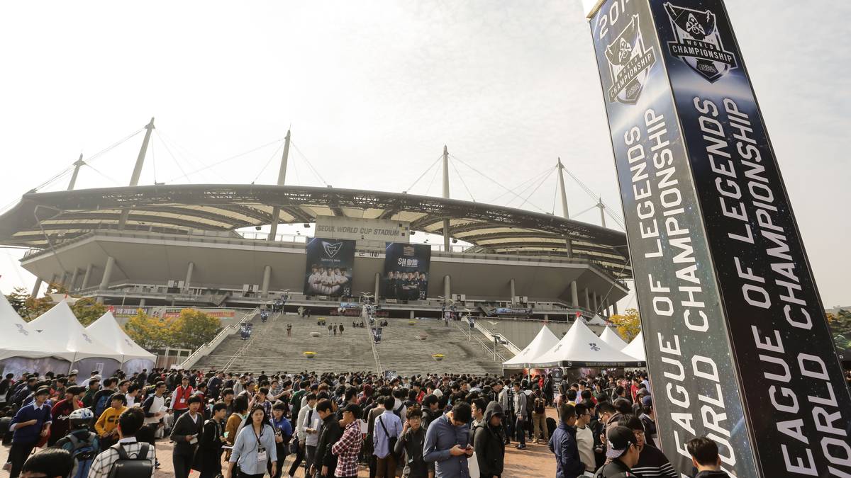 Auch der eSports spielt sich mittlerweile in riesigen Stadien ab. Die Endspiel-Teilnehmer der LoL-WM von 2014 reisten nach Südkorea, um im Seoul-World-Cup-Stadion zu spielen