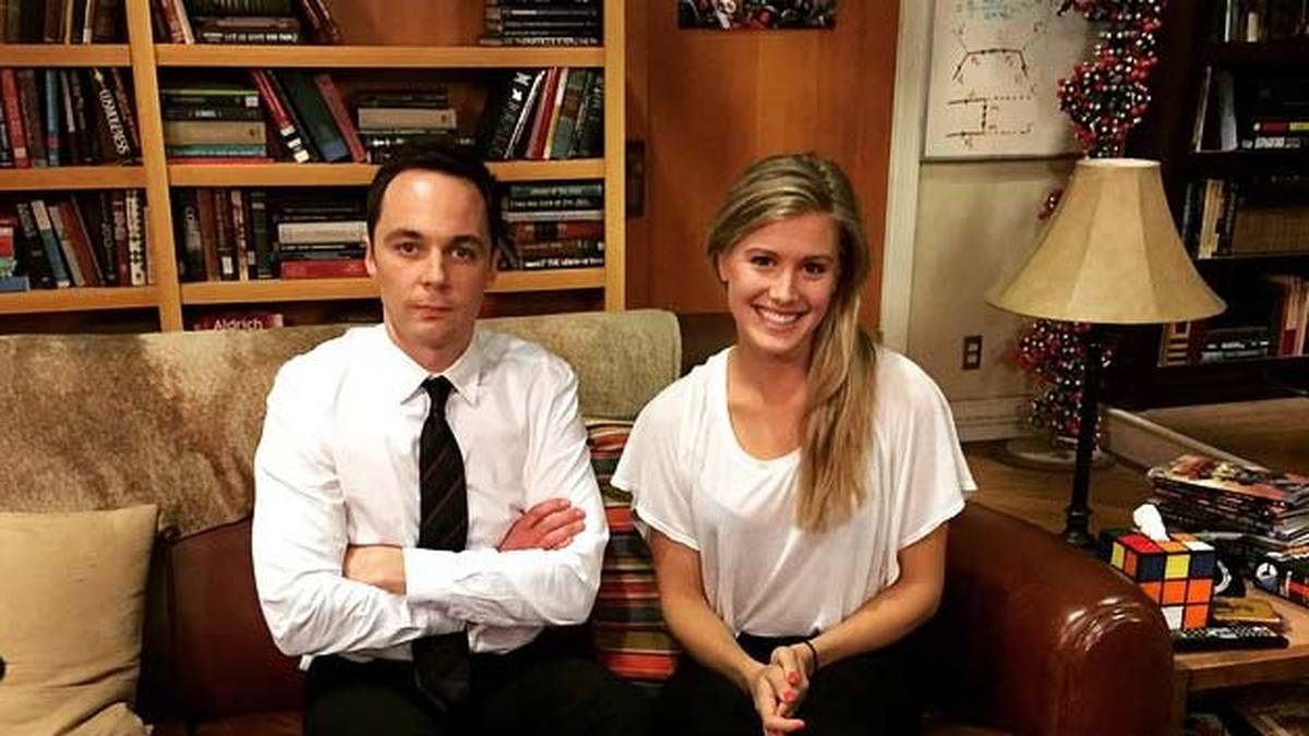 Bouchard ist zudem großer Fans von der Serie "The Big Bang Theory". Da sie mit Schauspieler Jim Parsons befreundet ist, darf sie sich sogar auf Sheldons Platz setzen - auch wenn der das augenscheinlich nicht gerne sieht