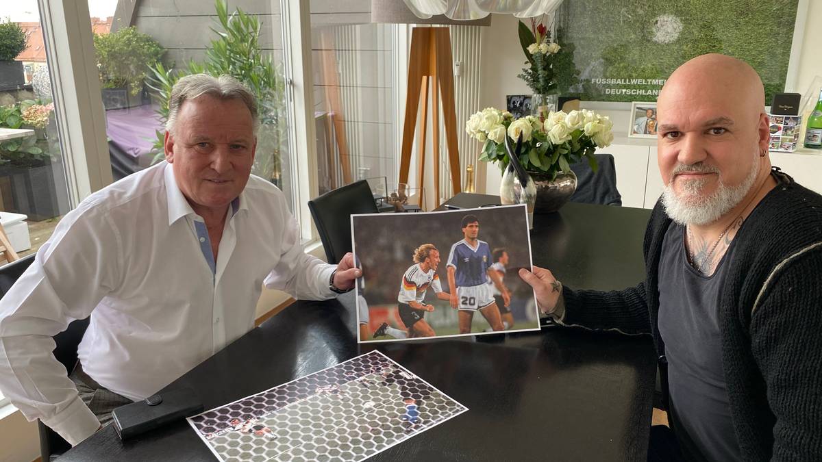 SPORT1-Reporter Reinhard Franke (r.) besuchte 1990 er Weltmeister Andreas Brehme zu Hause.