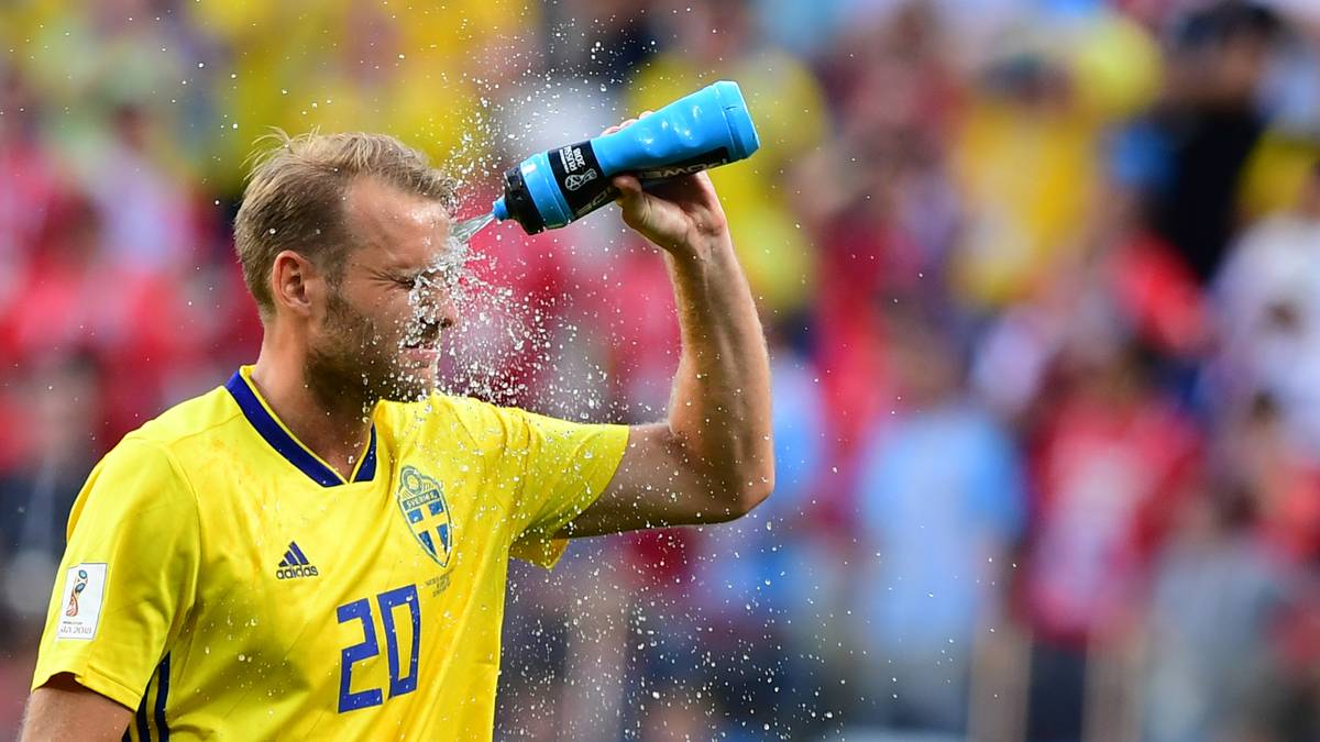 OLA TOIVONEN: Kein klassischer Zehner. Läuft nominell als Stürmer auf, lässt sich aber auch immer wieder fallen. Ackert in der Defensive. Özils Qualitäten sind deutlich ausgeprägter, er muss sie nur abrufen. Punkt für Deutschland - 7:4 