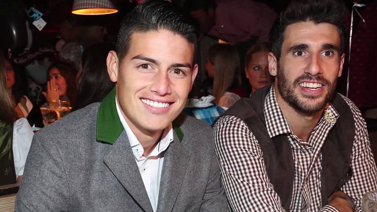 Auch die spanisch-sprachigen Bayern-Stars James Rodriguez und Javi Martinez lassen sich die Gelegenheit nicht entgehen