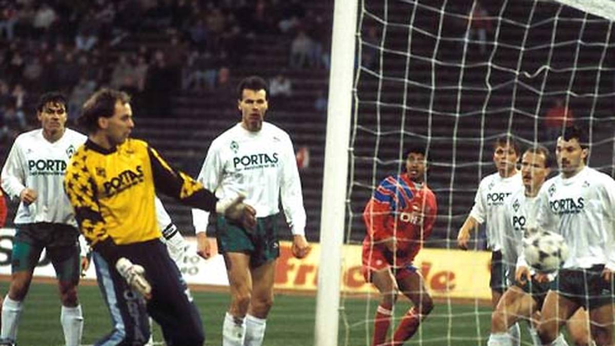 1991: "Pannen-Olli" darf natürlich nicht fehlen. Bremens Oliver Reck köpft sich beim Auswärtsspiel gegen die Bayern einen von der Latte zurückspringenden Ball selbst ins Tor. Dennoch gewinnt Werder am Ende mit 4:3