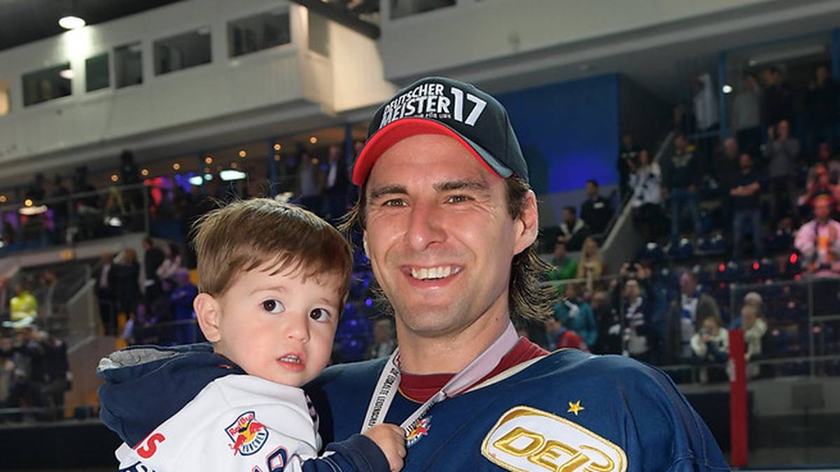 Torschütze Jonathan Matsumoto feiert den Meistertitel mit seinem Sohn