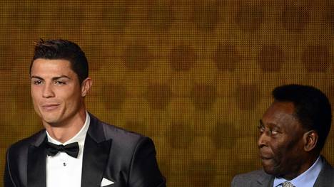 Pele (r.) gratuliert Ronaldo nach dessen Toren 768-770