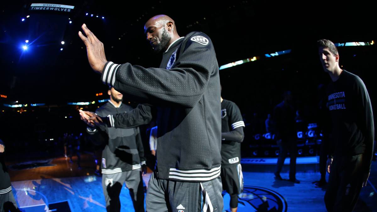 NBA-Legende Kevin Garnett ist vor dem Spiel entspannt. Die T-Wolves laufen - Achtung Stars Wars-Alarm! - ganz in Schwarz auf