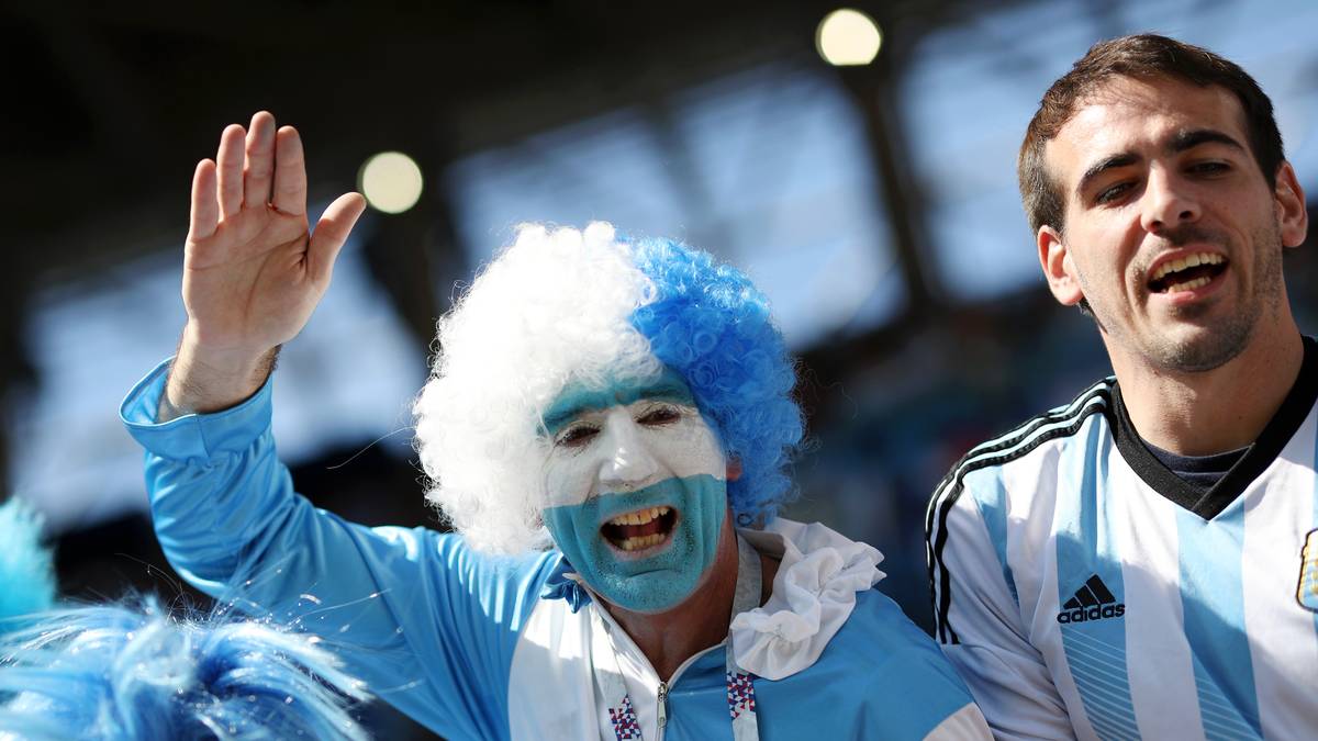 Auf der Tribüne im Spartak Stadion von Moskau machen die farbenfrohen Südamerikaner ordentlich Betrieb