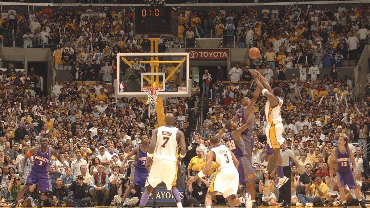 Nach dem Buzzer-Beater Bryants in Overtime zur 3:1-Führung der Lakers rappeln sich die Suns auf und nehmen L.A. komplett auseinander. In Spiel 7 hält nur Bryant mit 24 Punkten dagegen, das Aus kann aber auch die "Black Mamba" nicht verhindern