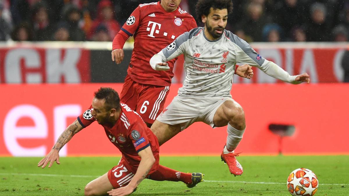 RAFINHA: Hat anfangs überraschend mit Salah zu tun. Als Mane auf seine rechte Seite kommt, brennt es lichterloh. Beim 1:0 lässt er sich von Mane überlaufen, verliert dann den entscheidenden Zweikampf. Lässt wenig später auch Robertson im Rücken laufen (35.). Nach vorne kommt nichts von ihm. Sieht auch beim 3:1 nicht gut aus, weil er zu passiv gegen Origi ist. SPORT1-Note: 5