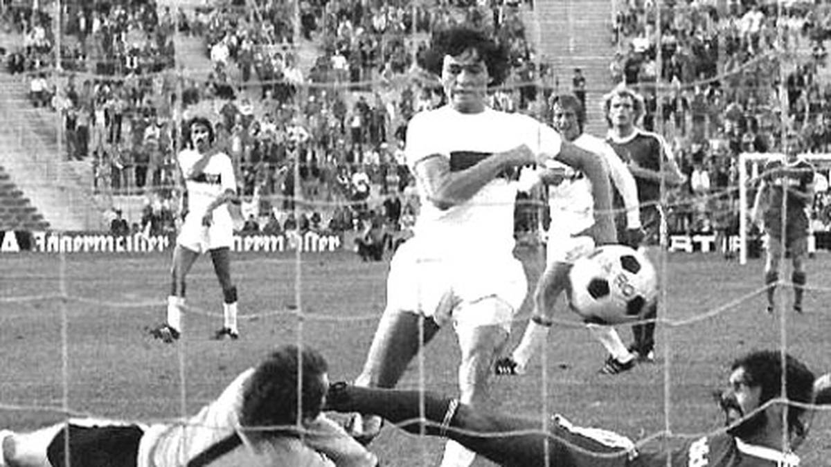 Voller Einsatz vom "Bomber": Gerd Müller (r.) grätscht 1974 im Pokal im Stuttgarter Strafraum zum Ball. Von bleibenden Schäden beim damaligen VfB-Keeper Gerhard Heinze ist nichts überliefert