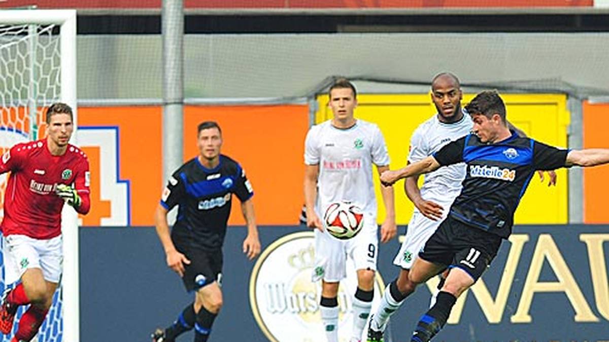 Tor der Hinrunde: Der Fußweg zur Stätte von Moritz Stoppelkamps bislang größter Tat ist genau 82,3 Meter lang und trägt seinen Namen. Die Moritz-Stoppelkamp-Allee führt über den Vorplatz der kleinen Arena des SC Paderborn. In jener Arena trifft der Mittelfeldspieler am 20. September aus der eigenen Hälfte zum 2:0 gegen Hannover 96, stellt mit seinem Tor aus 82,3 Metern einen Bundesliga-Rekord auf und beschert dem SCP sensationell sogar die zwischenzeitliche Tabellenführung. Am Ende der Hinrunde steht Paderborn auf einem starken zehnten Platz