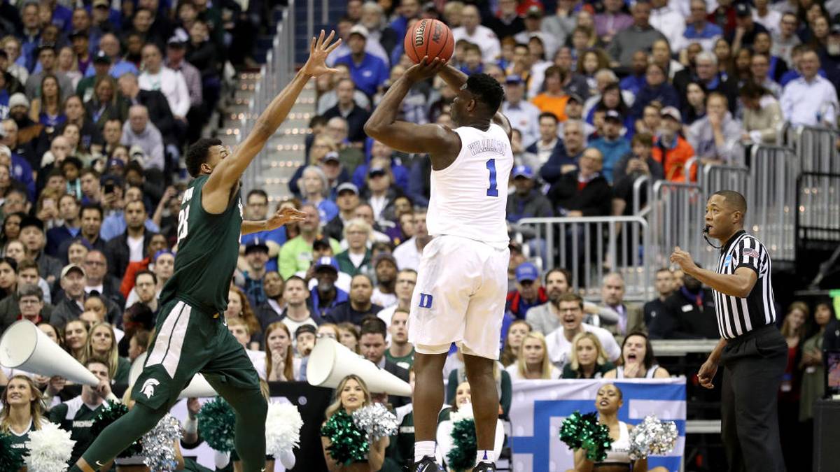 Insgesamt stand das Dunking-Phänomen in 33 Spielen für Duke auf dem Parkett und erzielte dabei im Durchschnitt 22,6 Punkte