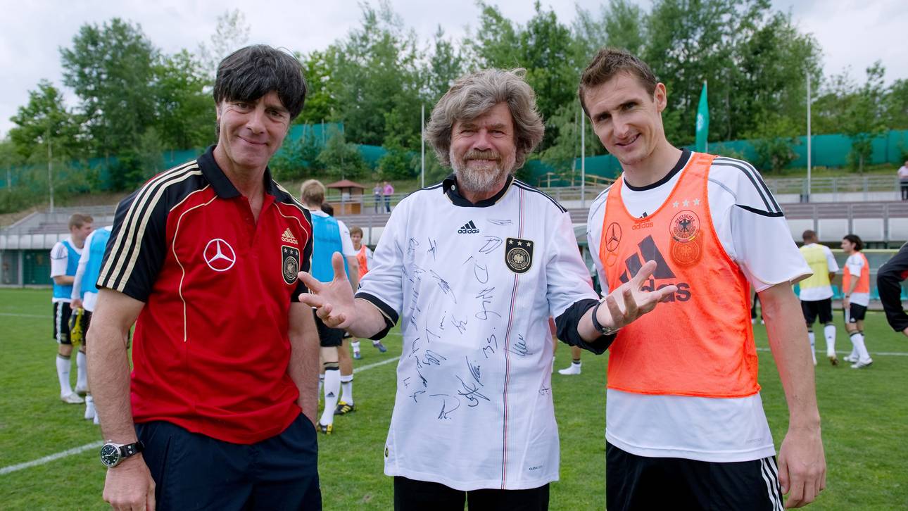 Bei Joachim Löws ersten DFB-Trainingslager in Eppan 2010 schaute unter anderem Bergsteiger-Legende Reinhold Messner vorbei