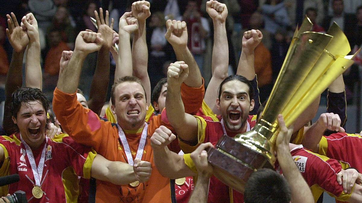 2005, SPANIEN: Unglaubliche 74 Tore fallen im WM-Finale 2005, in dem sich am Ende die Spanier gegen Kroatien mit 40:34 durchsetzen können und damit Revanche für das verlorene Halbfinale im Jahr 2003 nehmen. Es ist der erste WM-Titel für die spanische Nationalmannschaft