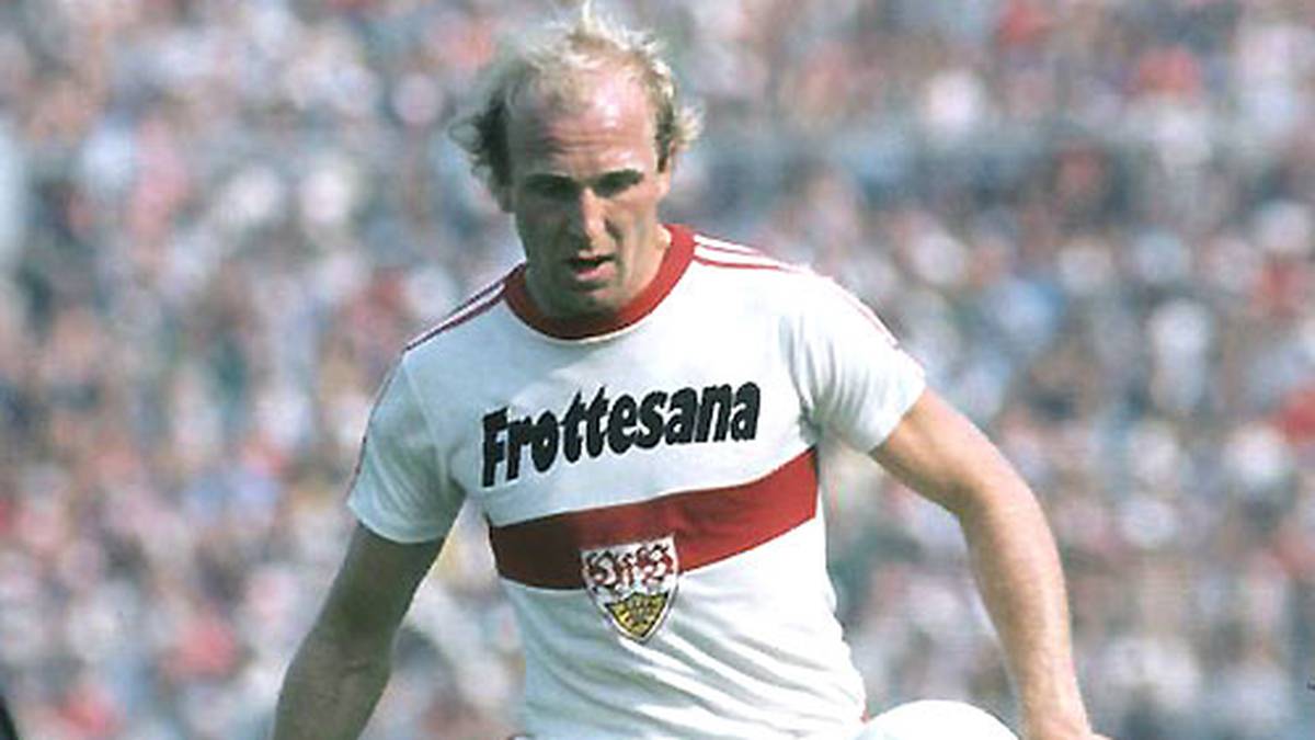 Zwischen dem VfB Stuttgart und Bayern München herrscht nicht nur eine große Rivalität, sondern auch ein reger Austausch an Spielern. Einer der ersten ist  Dieter Hoeneß: Er spielt vier Jahre für den VfB und trifft dabei ...