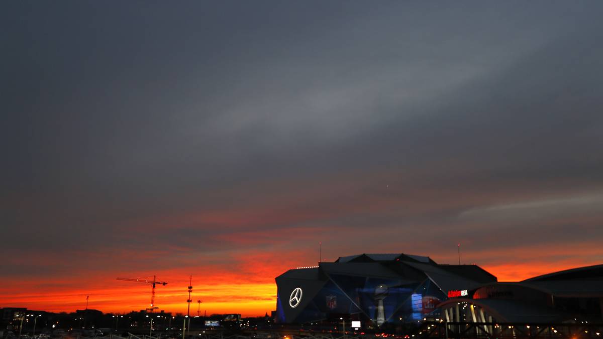 Weg von der Schlemmerkost, zurück zur Austragungsstätte. 75.000 Plätze bietend und 1,5 Milliarden Dollar teuer, wurde es zum Stadion mit dem besten Essens- und Getränkeangebot gekürt