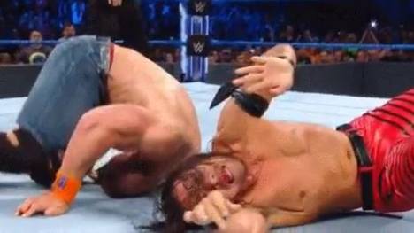 John Cena (l.) landete beim WWE-Match gegen Shinsuke Nakamura übel