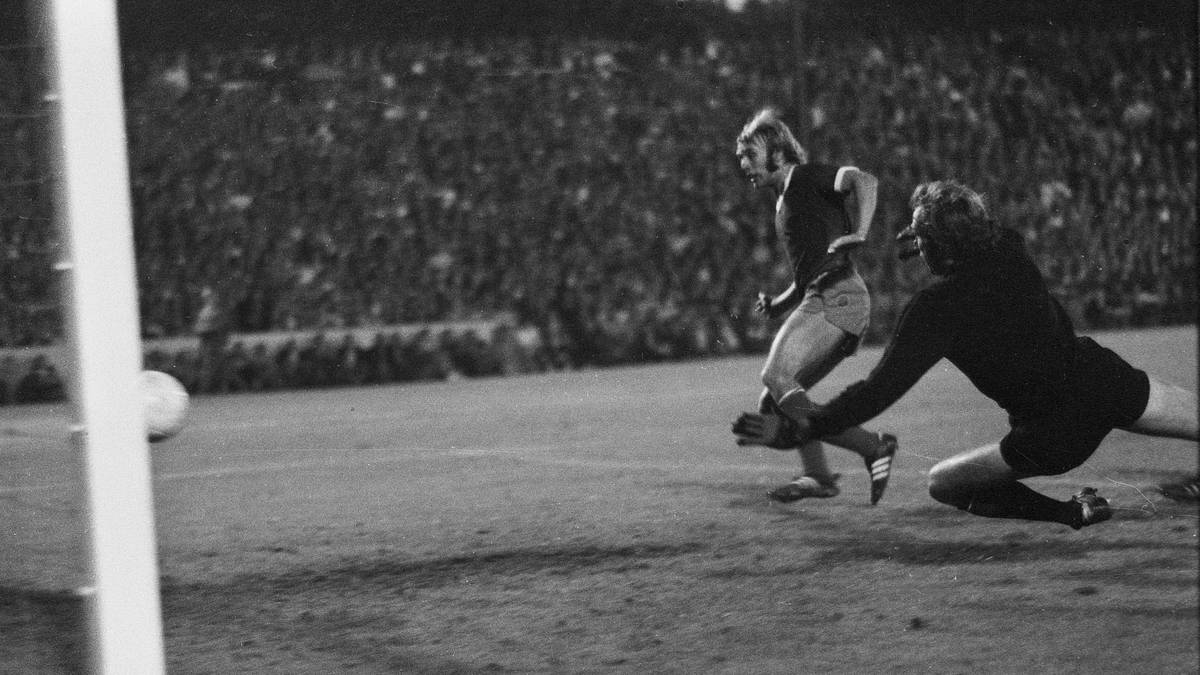 Mittelfeldspieler Klaus Scheer ist der Schalker mit den meisten Toren in einem Spiel. Weil Klaus Fischer verletzt fehlt, gibt Scheer am 1. September 1971 gegen den 1. FC Köln den Mittestürmer - und brilliert mit fünf Treffern