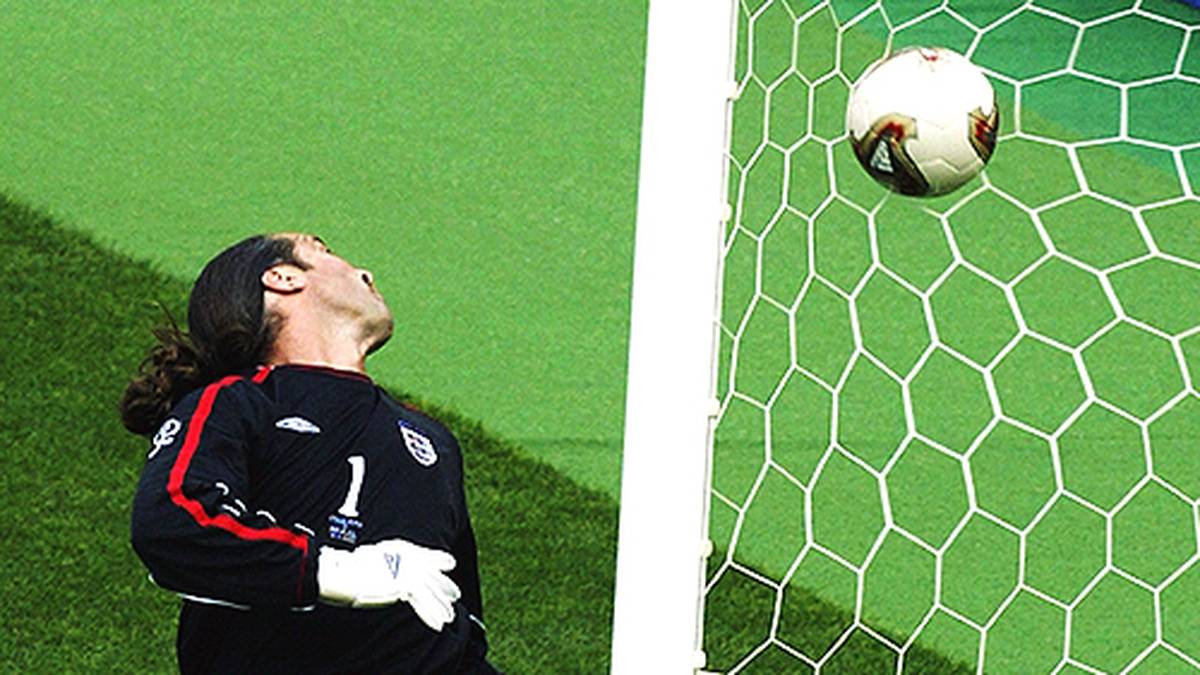 Juni 2002: Einen großen Anteil am wenig ruhmreichen Ruf der englischen Torhüter hat auch David Seaman. Im WM-Viertelfinale in Japan und Südkorea lässt er sich von Brasiliens Ronaldinho mit einem 35-Meter-Freistoß ins Torwart-Eck blamieren - am Ende heißt es 1:2 und die Briten fahren nach Hause