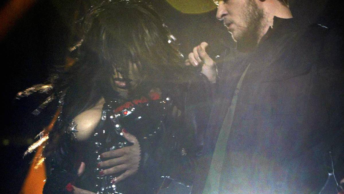 ...hups. Schon springt eine Brust hervor