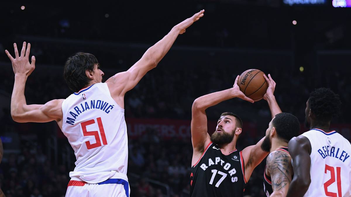 Wie bitte? Ein vergleichsweise unbeweglicher und limitierter Riese, der 2015 ungedraftet in die NBA kam, und 18/19 bei den Los Angeles Clippers und Philadelphia 76ers  nicht über die Rolle als Ersatzspieler hinaus kam, ist besser als LeBron und Jordan? Tatsächlich. Im PER kommt kein Spieler der NBA-Historie an Marjanovic vorbei, wenn man 1000 gespielte Minuten als Minimum setzt