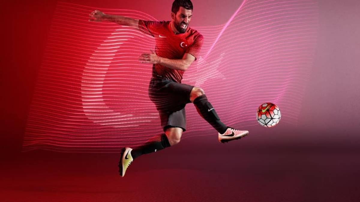 Rot ist auch bei der Türkei Trumpf, allerdings nur oben. Die Hose ist schwarz