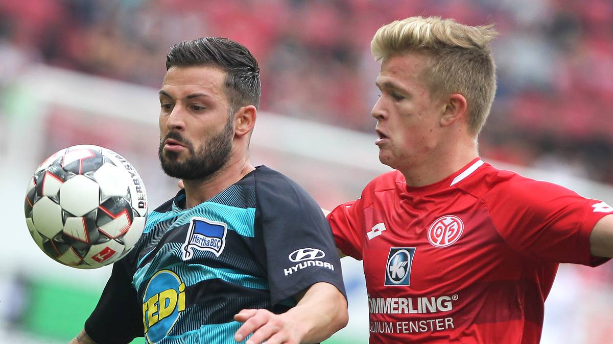 Der U19-Nationalspieler steht noch bis 2022 bei den 05ern unter Vertrag und absolvierte bisher vier Bundesligaspiele. In acht Spielen für die Mainzer A-Jugend gelangen ihm in der laufenden Runde vier Treffer und drei Vorlagen